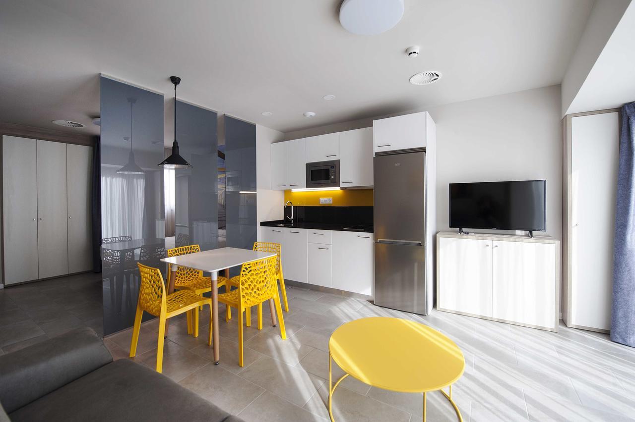Apartamentos Divan Vitoria-Gasteiz Bagian luar foto