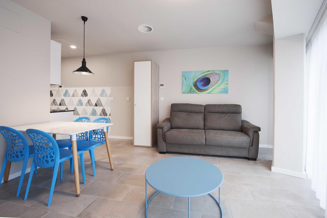 Apartamentos Divan Vitoria-Gasteiz Bagian luar foto